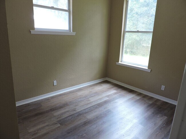 Building Photo - 620 SW Highland Ave