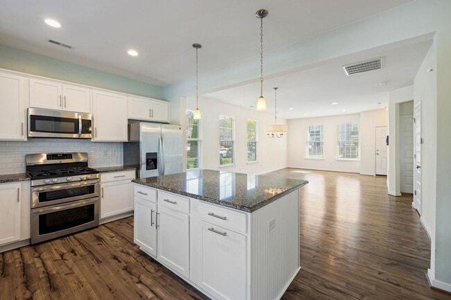 Building Photo - 3 Bedroom Corner Townhome!!! Available Early-Mid April****