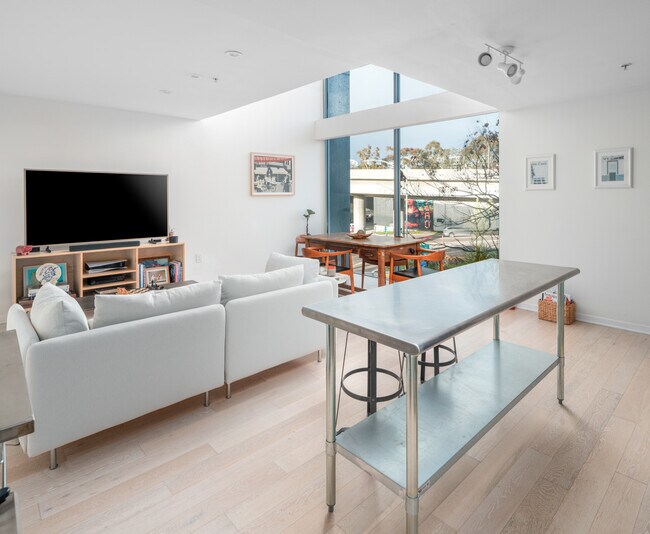 Building Photo - 1944 State St