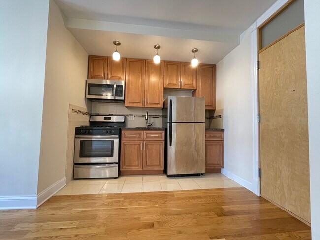 Building Photo - 4552 N Clark St