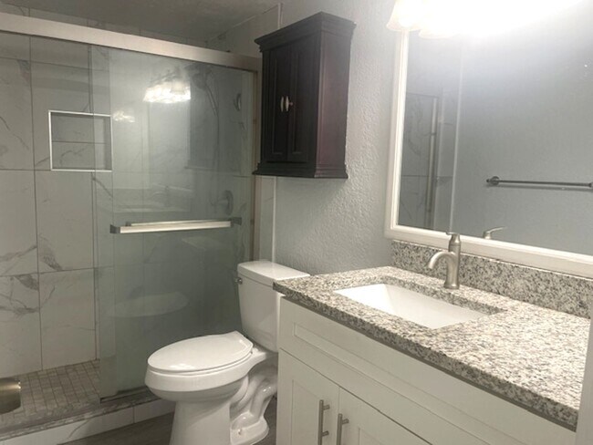 Building Photo - Charming 1-Bedroom Rental Close to Siesta Key Beach