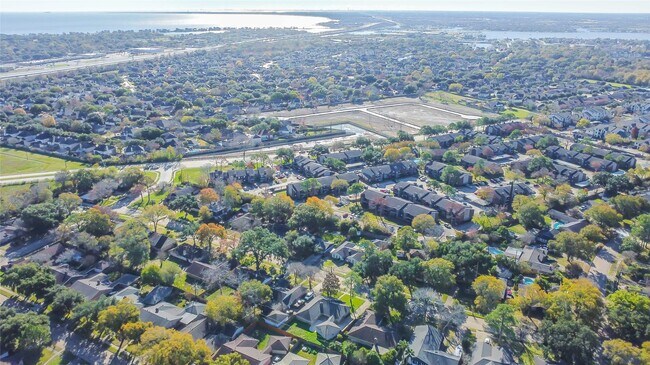 Building Photo - 703 Bayview Dr