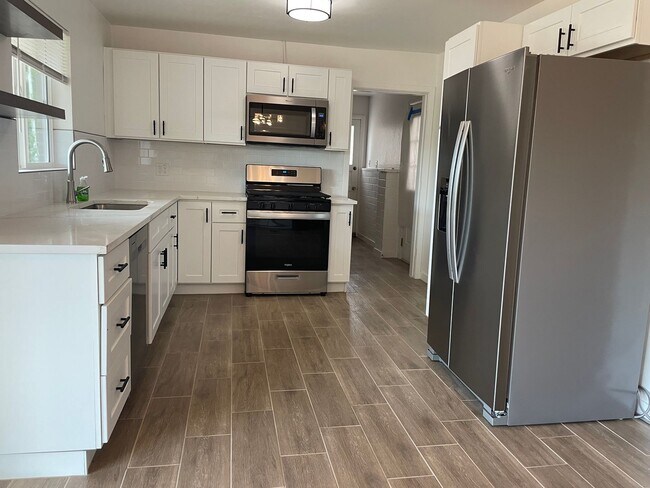 Building Photo - Remodeled Hidden Gem! Coming Soon!