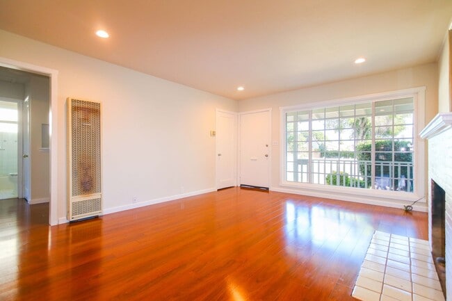 Building Photo - Charming 3 Bed, 2 bath in the East Foothills