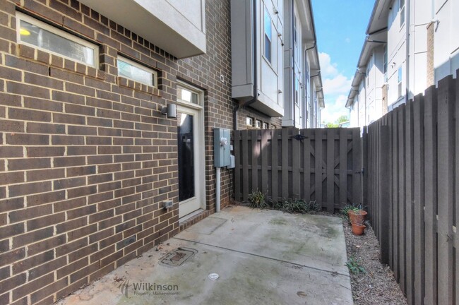 Building Photo - NODA Townhome- 3 Story End Unit 2 Bed 2.5 Bth