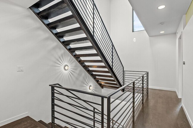 Building Photo - 203 S Marion St Pkwy