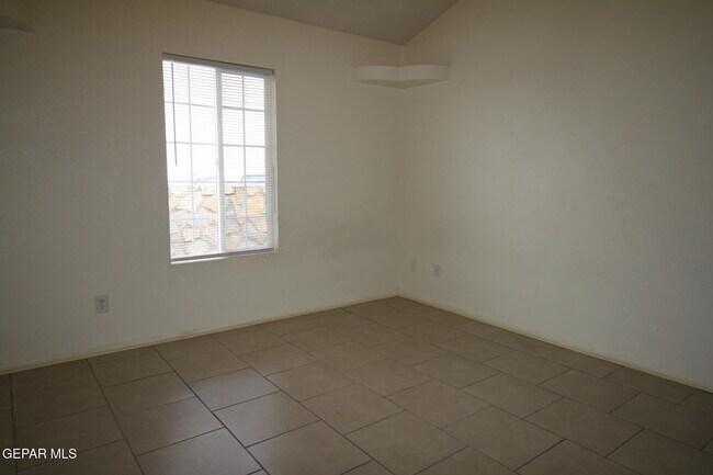 Building Photo - 456 Passmore Rd