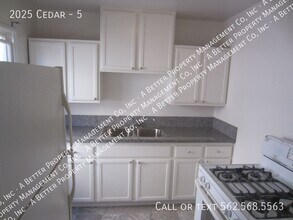 Building Photo - 2025 Cedar-5