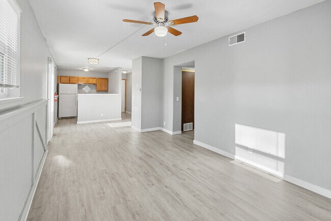 Building Photo - 715 ManApart