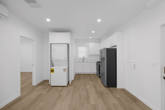 Building Photo - 308 N Catalina Ave