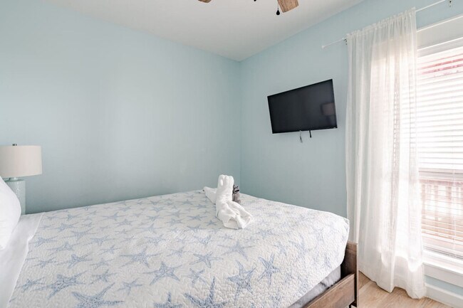 Building Photo - 994 Dolly St