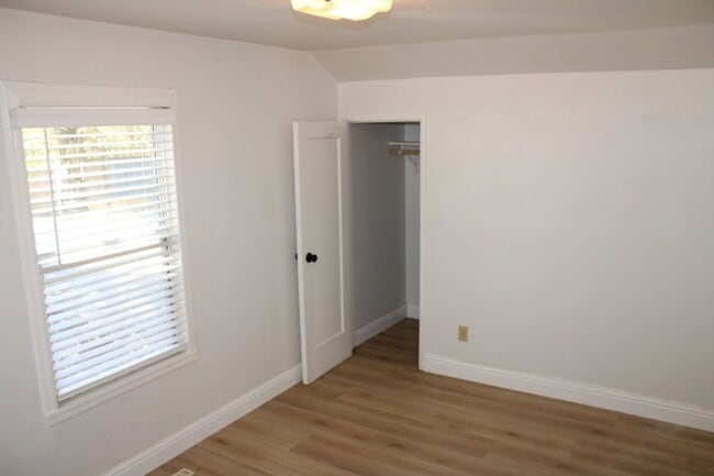 Building Photo - 5910 Skyline Dr