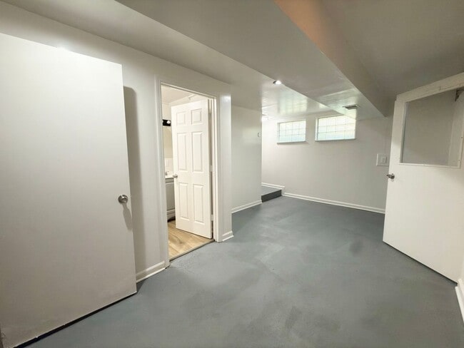 Building Photo - Newly Renovated Move-In Ready 3 Bed, 3 Bath Home!