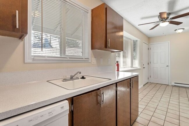 Building Photo - Spacious 2 Bed 1 Bath In Quiet Community