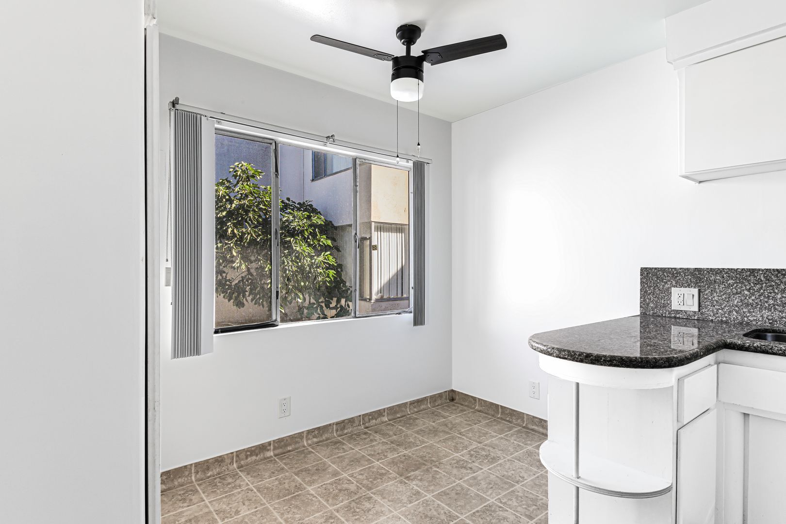 Building Photo - 809 Flora Dr