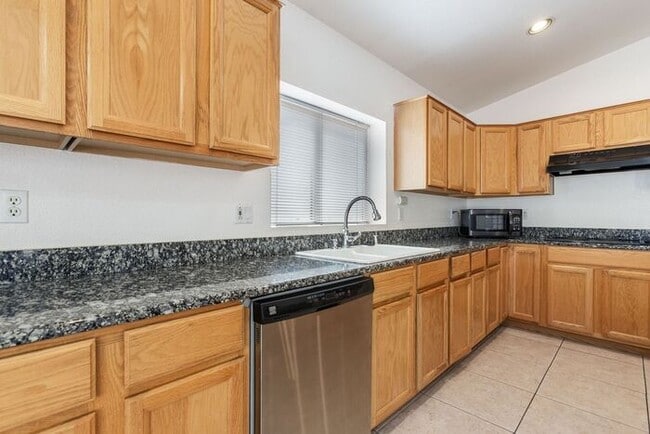 Building Photo - Enjoy an open floor plan with all appliances!