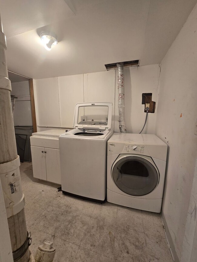 Building Photo - 135 Custer Ave