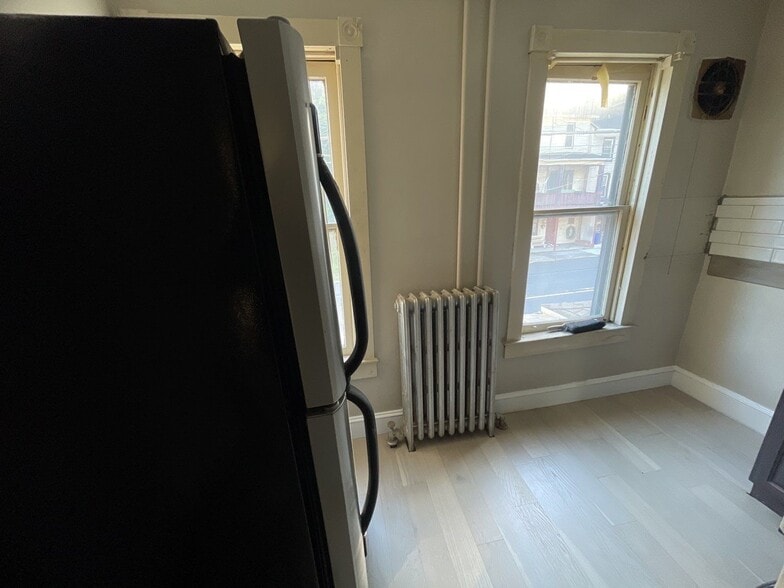 Building Photo - 582 Sunbury St