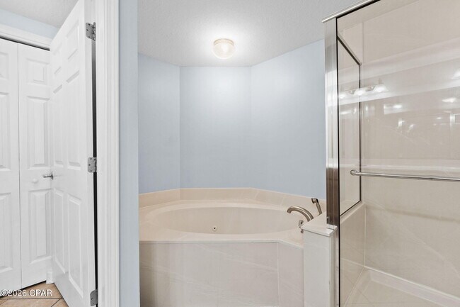 Building Photo - 2400 Grandiflora Blvd