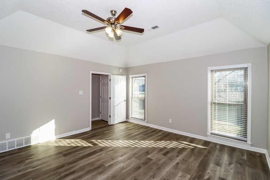 Building Photo - 8901 Raspberry Ln