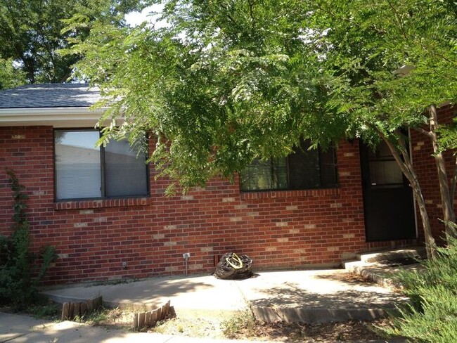 Building Photo - Two bedroom, One bath duplex with Garage i...