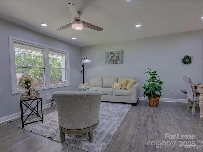 Building Photo - 1208 Fontana Ave