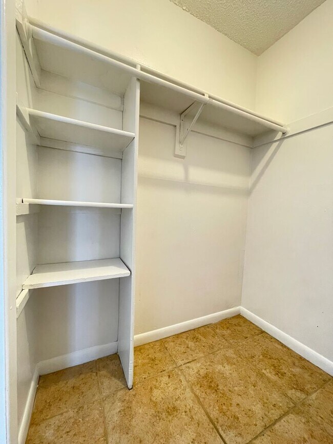Building Photo - Updated One Bedroom, One Bath Apartment in...