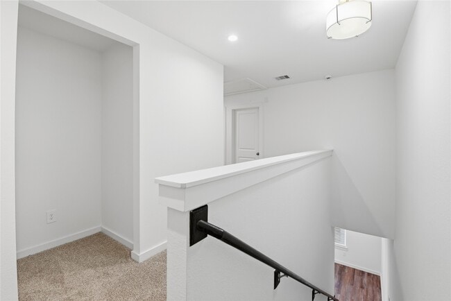 Building Photo - 3022 La Latina Dr