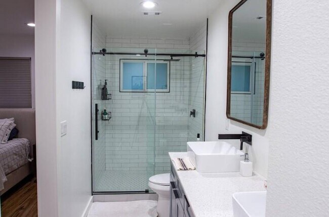 Building Photo - 9802 Kendal Dr