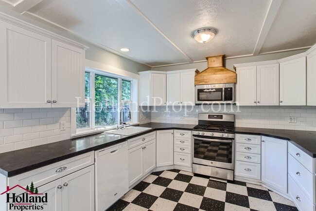 Building Photo - Charming Hillsboro Retreat: Cozy Single-Level Home with Greenhouse & Kids' Clubhouse!