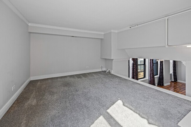 Building Photo - Unique & Extra Spacious Printers Row 1 Bed + Den! Over 900 Sq Ft! Ready for Move In!