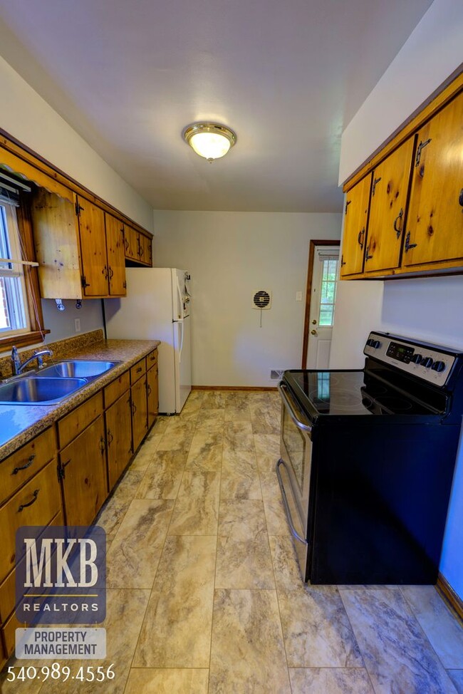 Building Photo - 3 Bedroom, 1 Bath, Ranch Located in NW Roa...