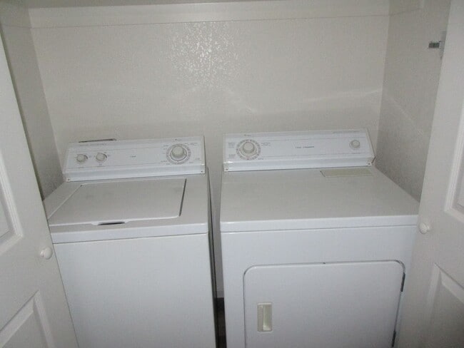 Building Photo - 1 Bedroom Remodeled located in Latigo!