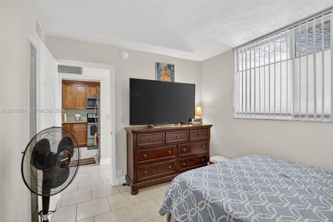Building Photo - 9330 Lagoon Pl