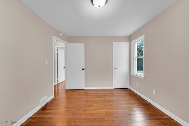 Building Photo - 5037 Greenhurst Dr