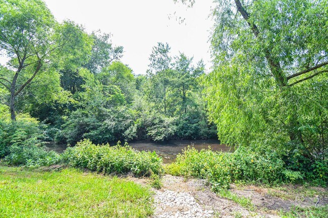 Building Photo - 3 Bedroom 2 Bathroom Home- Pets Considered