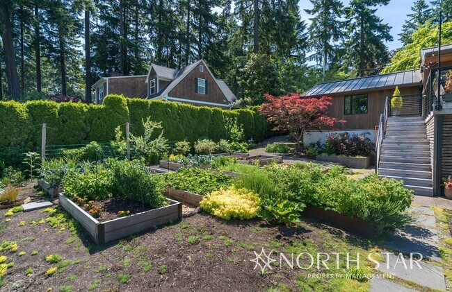 Building Photo - Perfectly located Lake Oswego Mid-century Modern Home with Lake Rights
