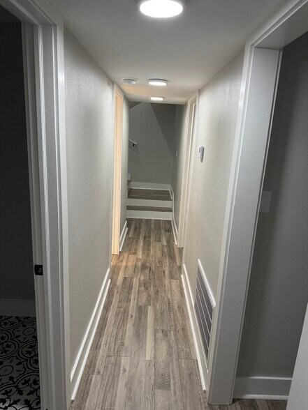 Building Photo - 101 April Point Pl