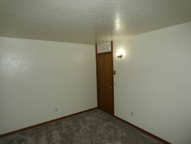 Building Photo - 1627 E 5th St