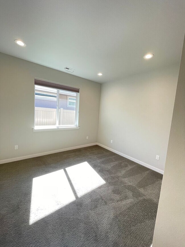 Building Photo - Flexible Living in North Ellensburg