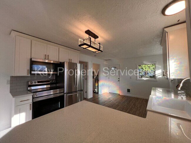 Building Photo - Renovated Longview Cottage with Huge Yard!