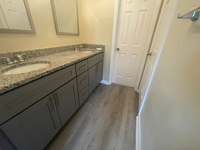 Building Photo - The Perfect 3 Bed, 1.5 Bath Cozy Townhouse