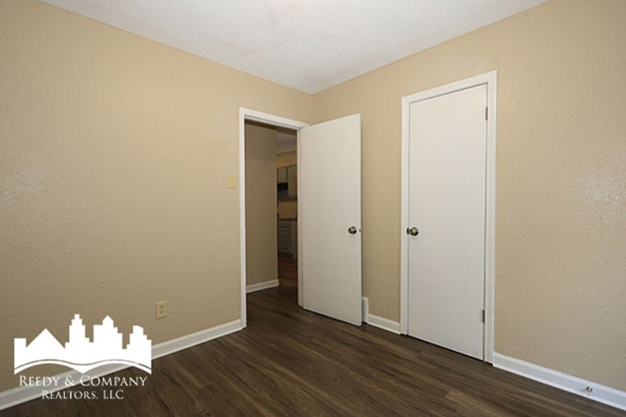 Building Photo - 3095 Normandy Dr