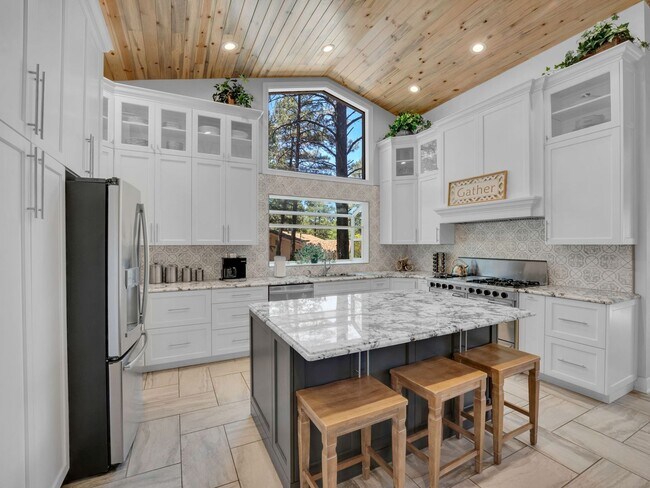 Building Photo - Gorgeous Furnished Country Club Rental