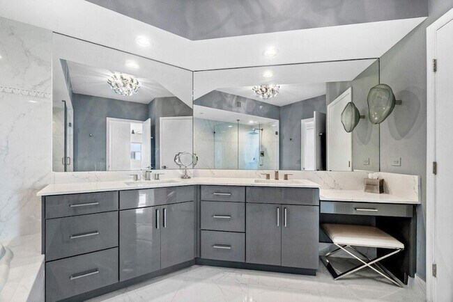 Building Photo - 2640 Lake Shore Dr