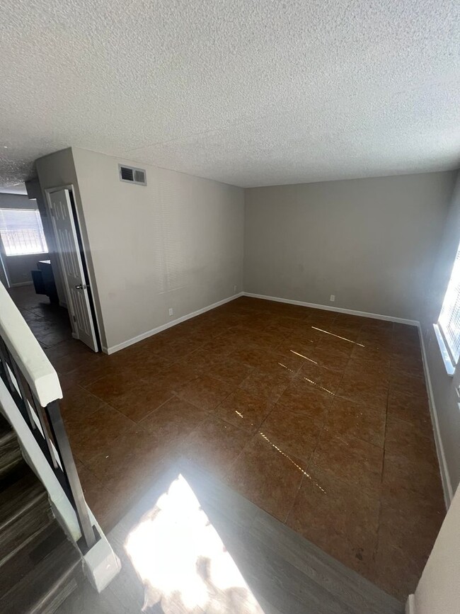 Building Photo - 3 Bedroom 1.5 Bathroom   Cheyenne & Civic ...