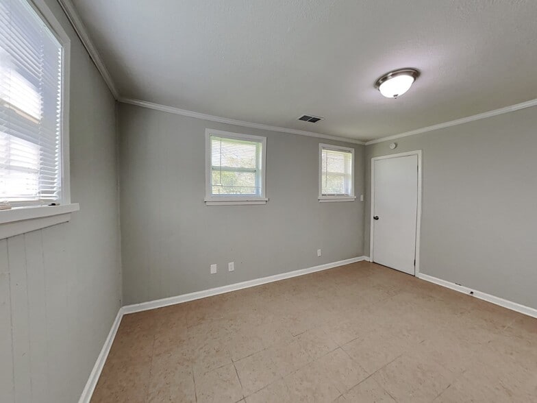 Building Photo - 2611 Lake Harbin Rd