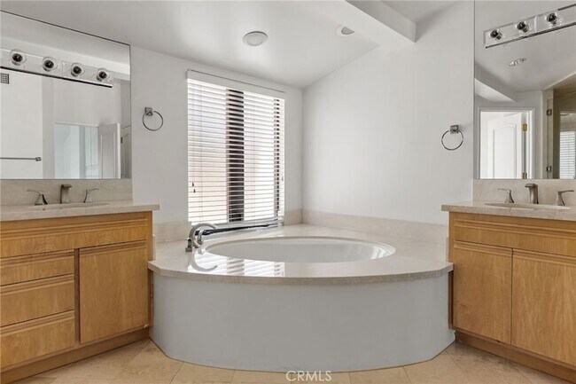 Building Photo - 972 Via Rincon