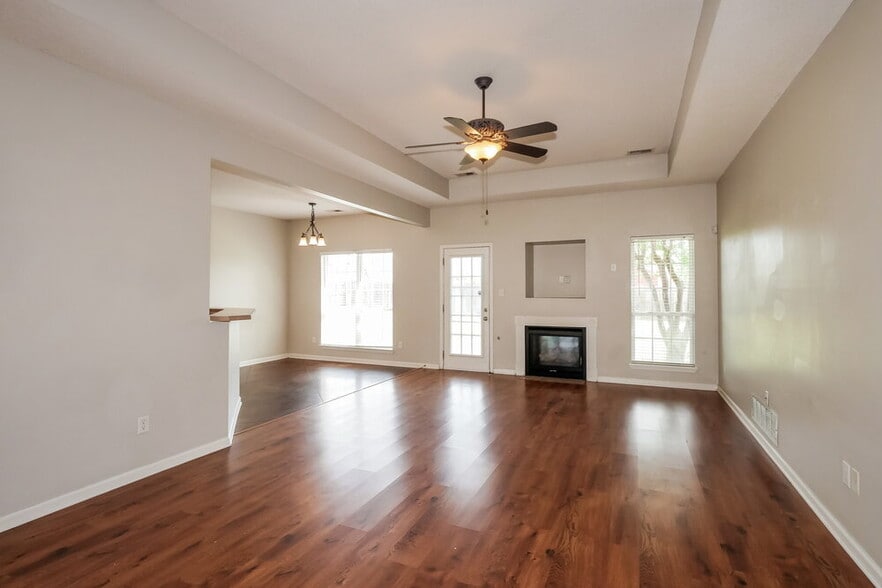 Building Photo - 8426 Linda Shore Cove