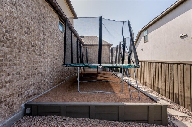 Building Photo - 16121 Golden Top Dr